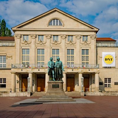 Goethe-Schiller-Denkmal vor Deutschem Nationaltheater (Foto: pixabay/lizenzfrei)