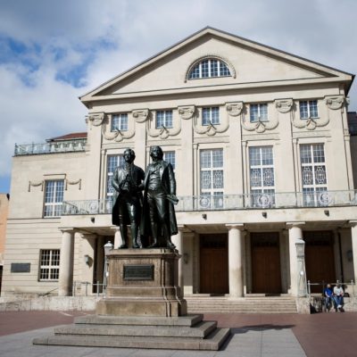 Goethe und Schiller vor Deutschem Nationaltheater (Foto: Guido Werner © weimar GmbH)
