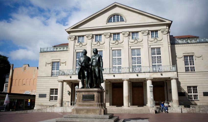 Goethe und Schiller vor Deutschem Nationaltheater (Foto: Guido Werner © weimar GmbH)