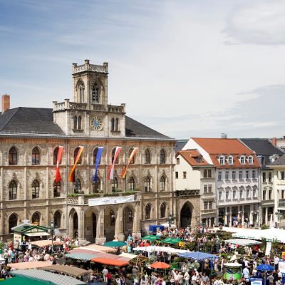 Marktplatz mit Rathaus (Foto: Guido Werner © weimar GmbH)